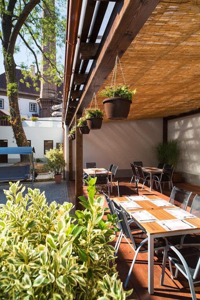 Hotel Restaurant Darwin Прага Екстериор снимка