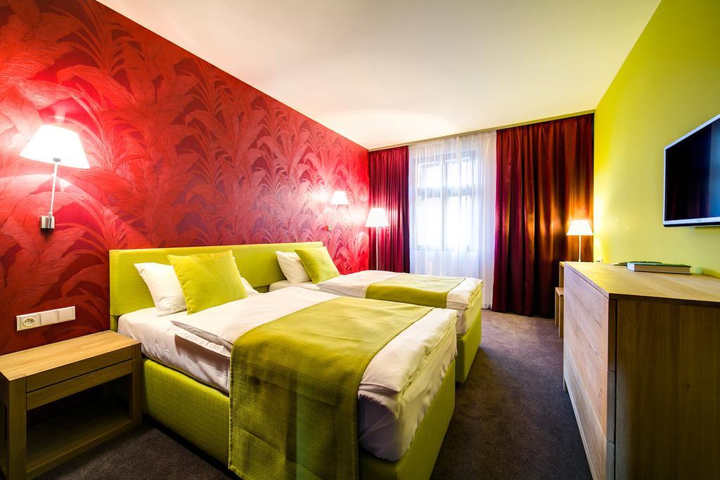 Hotel Restaurant Darwin Прага Екстериор снимка