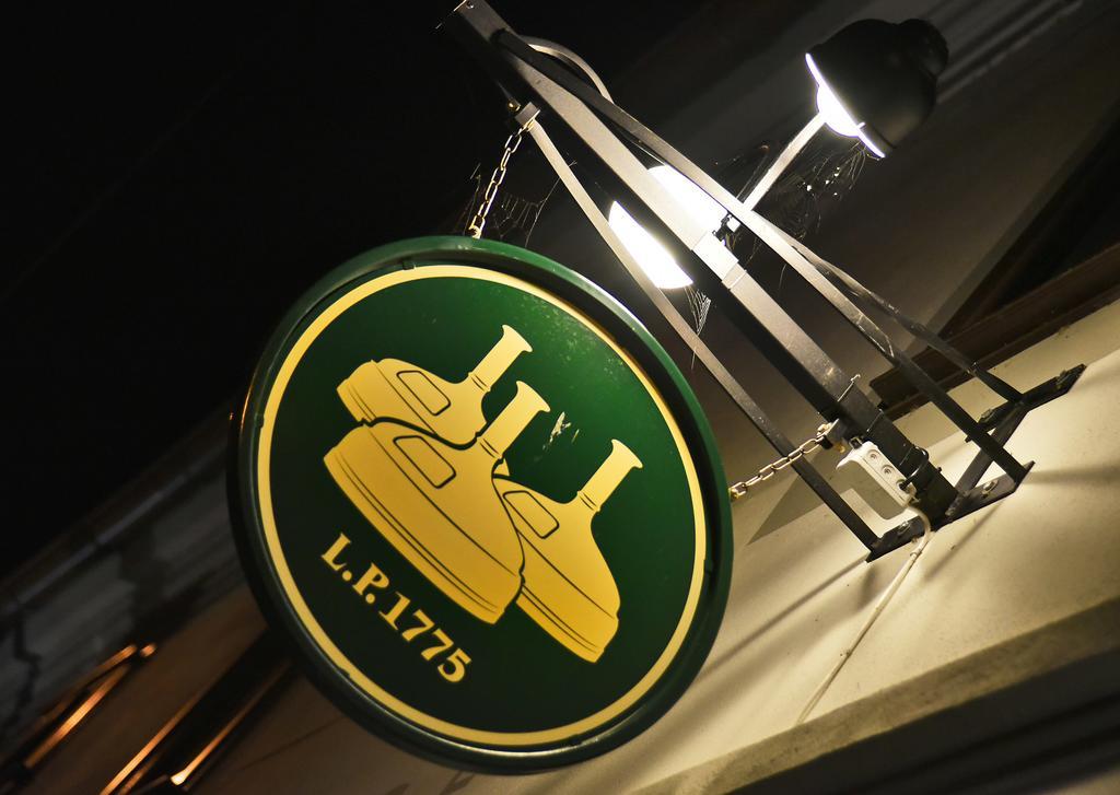 Hotel Restaurant Darwin Прага Екстериор снимка